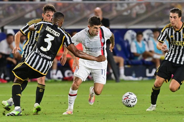 Winger AC Milan, Christian Pulisic berduel dengan para pemain Juventus pada laga pramusim.