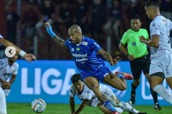 Pemain Persib Bandung, David da Silva saat melakukan serangan ke gawang Persik Kediri dalam laga pekan kelima Liga 1 2023-2024 di Stadion Brawijaya, Kediri, Jumat (28/7/2023).