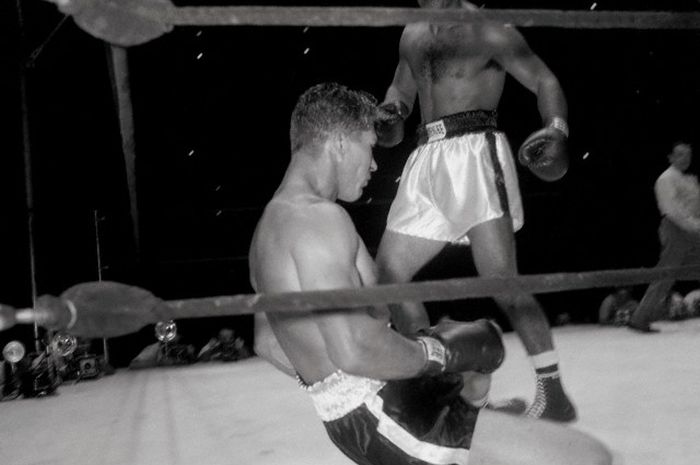 Rocky Marciano mengalahkan Harry Matthews pada 28 Juli 1952.