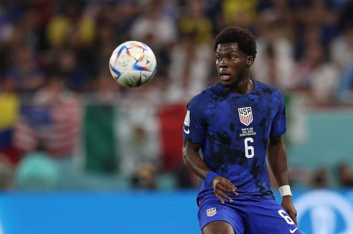 Yunus Musah saat membela timnas AS pada Piala Dunia 2022 di Qatar (29/11/2022). AC Milan menjadikan Musah calon rekrutan ke-8 di bursa transfer musim panas ini.