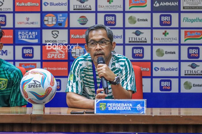 Pelatih Persebaya Surabaya, Aji Santoso, sedang memberikan keterangan kepada awak media di Media Center Stadion Utama Gelora Bung Karno, Senayan, Jakarta, Sabtu (29/7/2023).