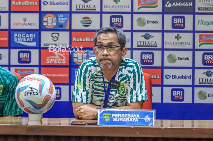 Pelatih Persebaya Surabaya, Aji Santoso, saat hadir dalam sesi jumpa pers di Media Center Stadion Utama Gelora Bung Karno, Senayan, Jakarta, Sabtu (29/7/2023).