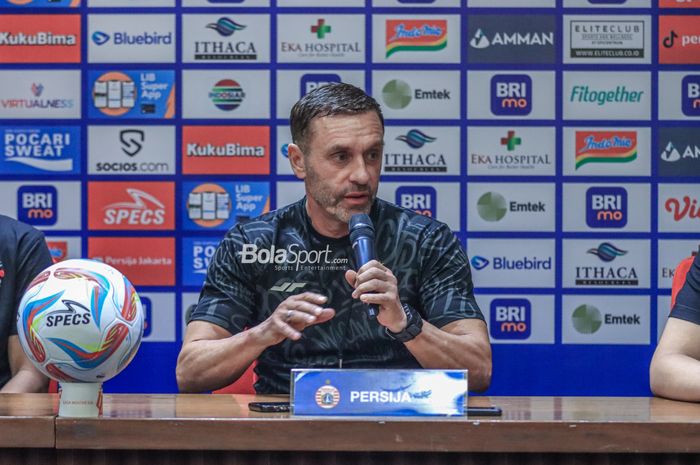 Pelatih Persija Jakarta, Thomas Doll, sedang memberikan keterangan kepada awak media di Media Center Stadion Utama Gelora Bung Karno, Senayan, Jakarta, Sabtu (29/7/2023).