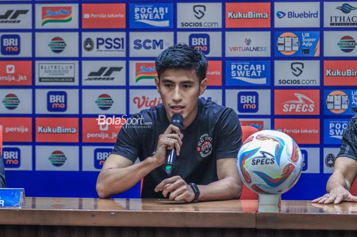 Pemain Persija Jakarta, Hanif Sjahbandi, sedang memberikan keterangan kepada awak media di Media Center Stadion Utama Gelora Bung Karno, Senayan, Jakarta, Sabtu (29/7/2023).