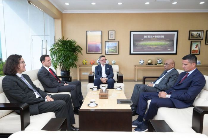 Pelatih Vietnam Philippe Troussier (tengah) dan pelatih Malaysia Kim Pan-gon (kiri) bertemu dengan Sekjen AFC, Datuk Seri Windsor John di Gedung AFC, Kuala Lumpur, Kamis (27/7/2023).