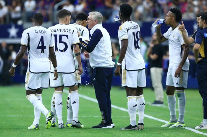 Pelatih Real Madrid, Carlo Ancelotti, memberi anak asuhnya instruksi saat menghadapi Barcelona dalam laga uji coba di Amerika Serikat (29/7/2023).
