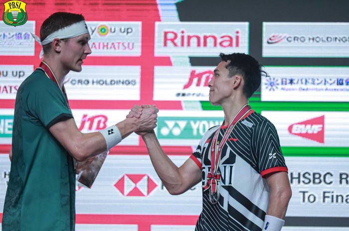 Jonatan Christie (Indonesia) bersalaman dengan Viktor Axelsen (Denmark) saat berdiri di podium runner-up dan juara Japan Open 2023, di Yoyogi 1st Gymnasium, Tokyo, Jepang, Minggu (30/7/2023)