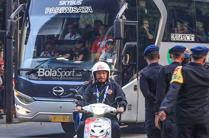 Suporter Persija, The Jakmania, tampak mengawal bus Persebaya jelang laga pekan kelima Liga 1 2023 di Stadion Utama Gelora Bung  Karno, Senayan, Jakarta, Minggu (30/7/2023).