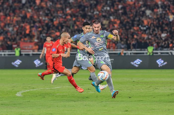 Dusan Stevanovic (kanan) sedang menghalau bola yang ditendang Riko Simanjutak (kiri) dalam laga pekan kelima Liga 1 2023 antara Persija versus Persebaya di Stadion Utama Gelora Bung Karno, Senayan, Jakarta, Minggu (30/7/2023).