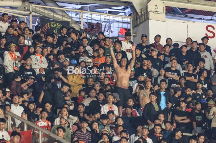 Suporter Persebaya, Bonek Mania, tampak hadir dengan pentolannya bernama Cak Tessy di Stadion Utama Gelora Bung Karno, Senayan, Jakarta, Minggu (30/7/2023).