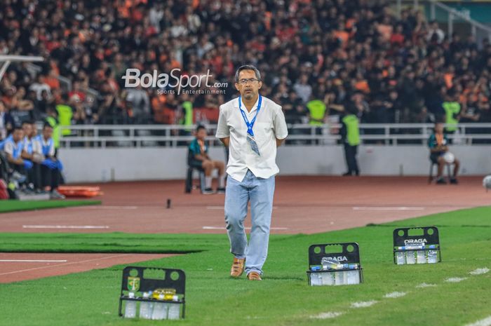 Pelatih Persebaya Surabaya, Aji Santoso, sedang memantau para pemainnya saat berlaga di Stadion Utama Gelora Bung Karno, Senayan, Jakarta, Minggu (30/7/2023).