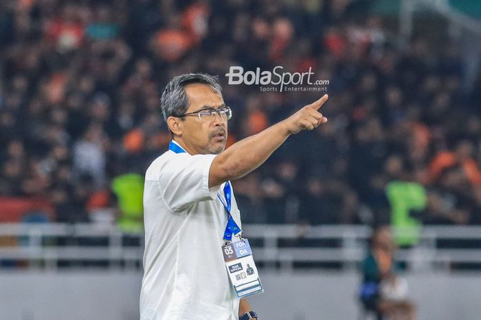 Pelatih Persebaya Surabaya, Aji Santoso, sedang memberikan intruksi kepada para pemainnya saat berlaga di Stadion Utama Gelora Bung Karno, Senayan, Jakarta, Minggu (30/7/2023).