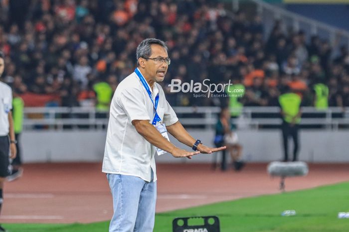Pelatih Persebaya Surabaya, Aji Santoso, sedang memberikan intruksi kepada para pemainnya saat berlaga di Stadion Utama Gelora Bung Karno, Senayan, Jakarta, Minggu (30/7/2023).