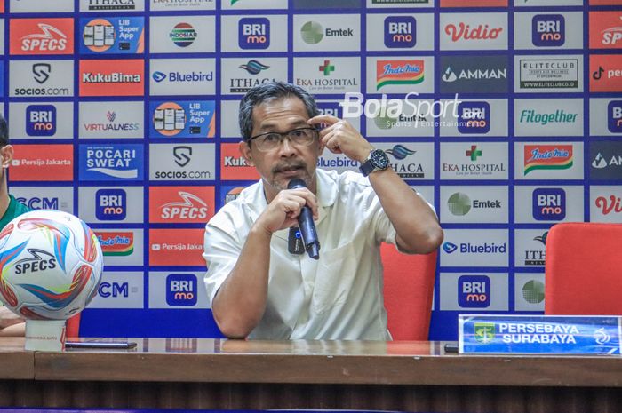 Pelatih Persebaya Surabaya, Aji Santoso, sedang memberikan keterangan kepada awak media di Media Center Stadion Utama Gelora Bung Karno, Senayan, Jakarta, Minggu (30/7/2023).