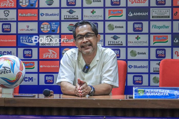 Pelatih Persebaya Surabaya, Aji Santoso, sempat tersenyum saat hadir dalam sesi jumpa pers di Media Center Stadion Utama Gelora Bung Karno, Senayan, Jakarta, Minggu (30/7/2023).