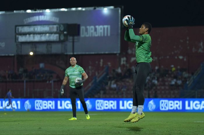 Kiper muda Persib Bandung, Sheva Sanggasi yang dapat kepercayaan dari pelatih kiper tim Luizinho Passos.