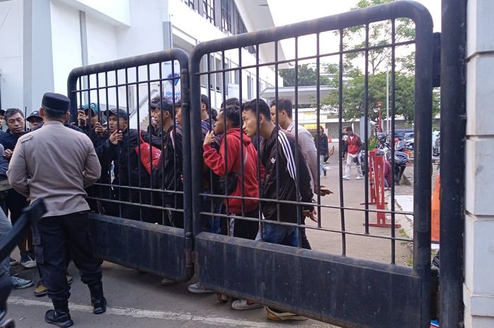Puluhan Fans Persebaya Surabaya yang sempat ditahan di Hall A Basket, GBK Senayan, Jakarta, Minggu (30/7/2023).