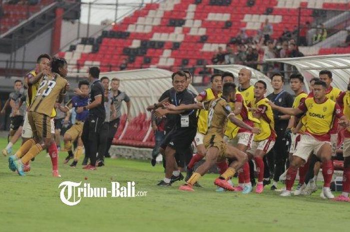 Sebuah kericuhan terjadi saat pemain Dewa United, Ricky Kambuaya menghampiri bench Bali United usai laga di Stadion Kapten I Wayan Dipta, Gianyar, Sabtu (29/7/2023).