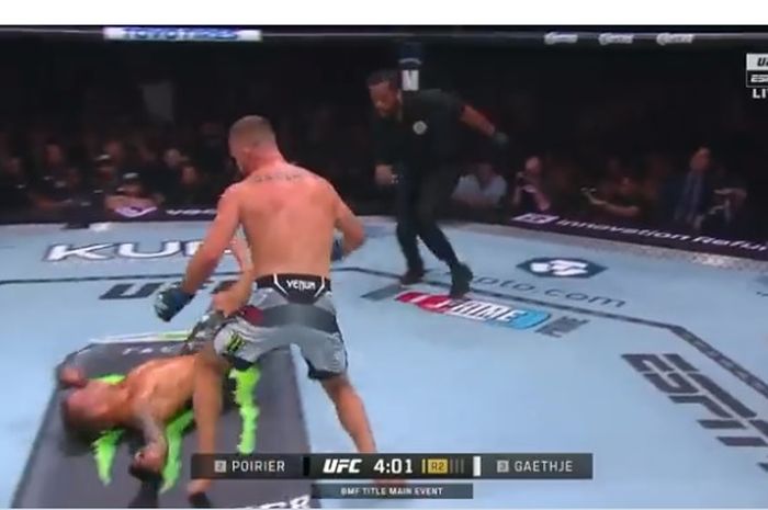 Momen Justin Gaetjje resmi jadi Si Paling Sangar dengan meng-KO Dustin Poirier pada UFC 291.