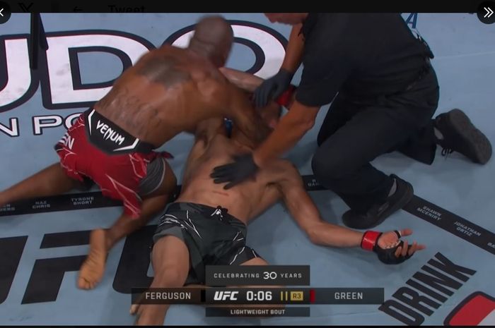 Momen petarung yang pernah cibir Khabib Nurmagomedov dengan sebutan anjing, Tony Ferguson dicekik lawannya Bobby Green di UFC 291.