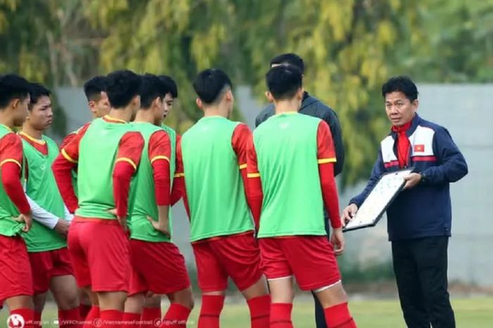 Pelatih Timnas U-23 Vietnam Hoang Anh Tuan (kanan) menghadapi kesulitan menyiapkan skuad ke Asian Games 2022, termasuk Piala AFF U-23 2023.