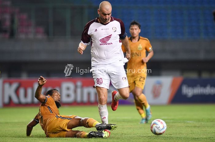 Pemain PSM Makassar, Wiljan Pluim, mendapat tekel dari bek Bhayangkara FC Abanda Rahman pada pekan kelima Liga 1 2023/2024.