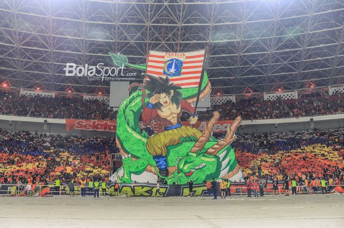 Suporter Persija, The Jakmania, melakukan aksi koreografi dalam laga pekan kelima Liga 1 2023 di Stadion Utama Gelora Bung Karno, Senayan, Jakarta, Minggu (30/7/2023).