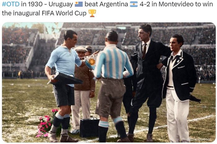 Uruguay mengalahkan Argentina 4-2 pada laga final Piala Dunia pertama, 30 Juli 1930. 