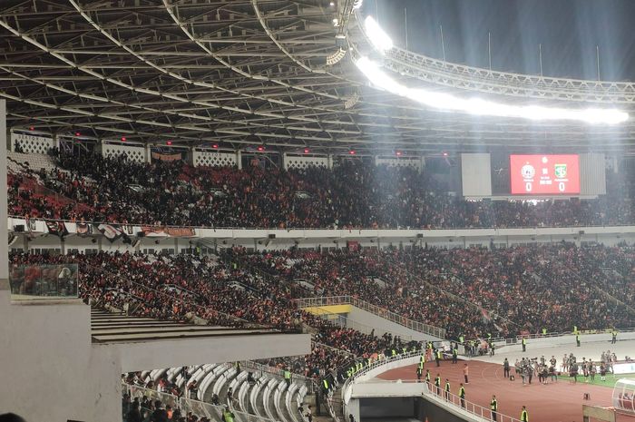 Sebanyak ratusan suporter terpantau bernyanyi lagu-lagu Persebaya Surabaya di dalam Stadion Utama Gelora Bung Karno (SUGBK), Senayan, Jakarta Pusat, Minggu (30/7/2023). 
