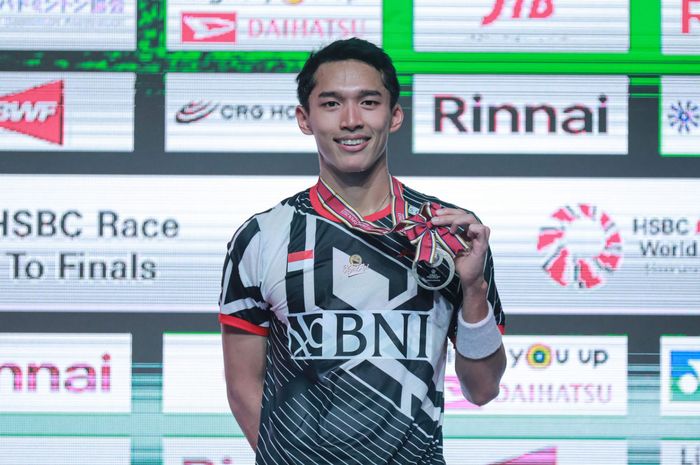 Tunggal putra Indonesia, Jonatan Christie, memegang medali perak usai upacara podium Japan Open 2023, di Yoyogi 1st Gymnasium, Tokyo, Jepang, Minggu (30/7/2023).