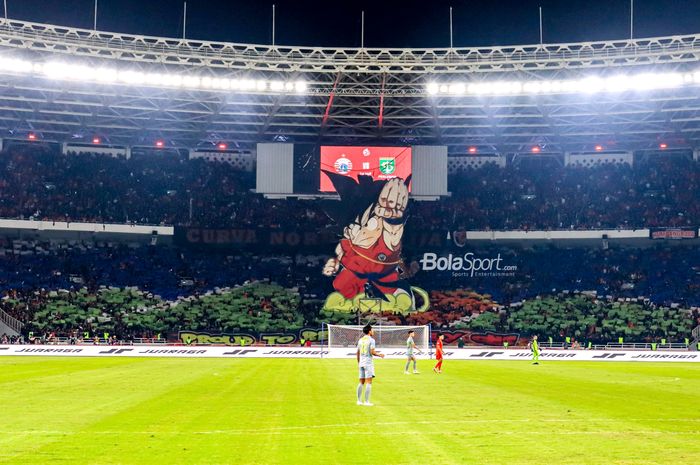 Suporter Persija, The Jakmania, melakukan aksi koreografi dalam laga pekan kelima Liga 1 2023 di Stadion Utama Gelora Bung Karno, Senayan, Jakarta, Minggu (30/7/2023).