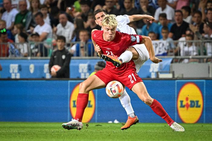 Penyerang Denmark, Rasmus Hojlund, (depan) saat tampil pada pertandingan Grup H Kualifikasi Euro 2024 antara Slovenia dan Denmark di Stozice Stadium, Ljubljana, Slovenia, 19 Juni 2023.