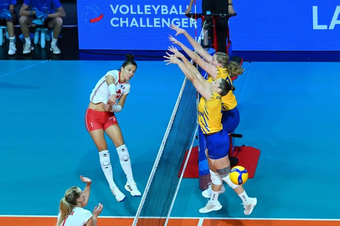 Pemain timnas voli putri Prancis, Helena Cazaute, melepaskan spike keras saat menghadapi Swedia pada final FIVB Challenger Cup 2023