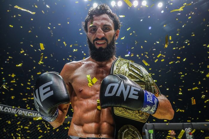 Chingiz Allazov menjadi penguasa baru di kelas bulu kickboxing ONE Championship usai menumbangkan Superbon di ONE Fight Night 6.
