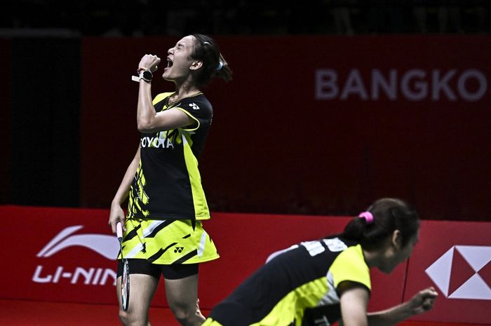 Ganda putri Thailand, Benyapa Aimsaard/Nuntakarn Aimsaard,  merayakan kemenangan bersama usai mengalahkan Jeong Na-eun/Kim Hye-jeong dari Korea Selatan pada semifinal BWF World Tour Finals di Bangkok, Thailand, 10 Desember 2022.