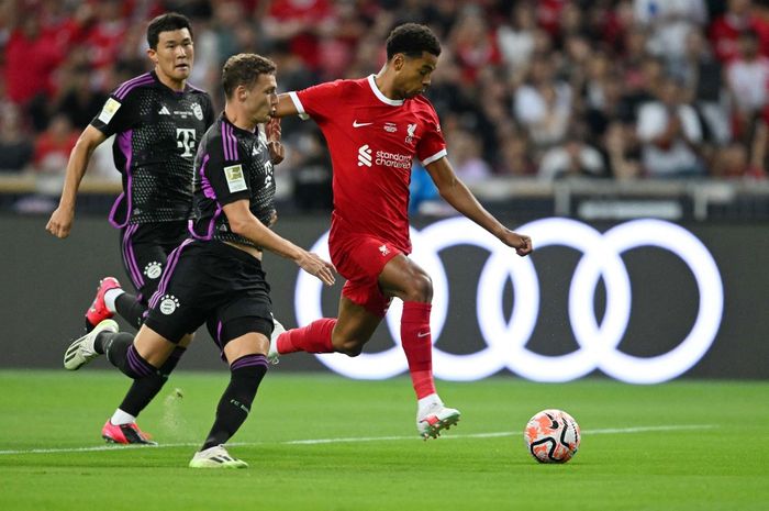 Cody Gakpo (kanan) mengincar gawang untuk mencetak gol dalam laga Bayern Muenchen vs Liverpool pada duel pramusim di Singapura (2/8/2023). The Reds jadi korban comeback menyakitkan kalah 3-4 akibat pertahanan selemas mentega.
