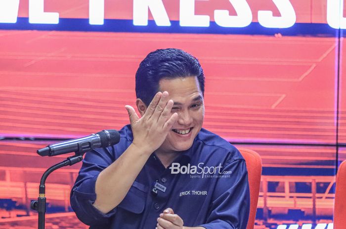 Ketua Umum PSSI, Erick Thohir, sempat tersenyum saat sedang memberikan keterangan kepada awak media di Media Center Stadion Utama Gelora Bung Karno, Senayan, Jakarta, Rabu (2/8/2023).