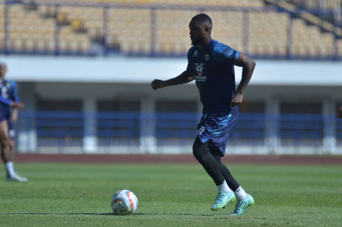 Levy Madinda saat menjalani latihan bersama Persib Bandung.