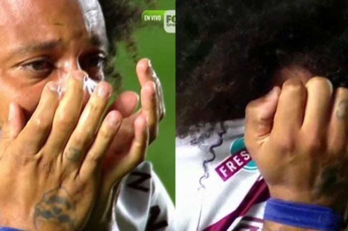 Eks bek Real Madrid, Marcelo, tak kuasa menahan tangis setelah tanpa sengaja patahkan kaki bek Argentinos Junior, Luciano Sanchez dalam laga Copa Libertadores.