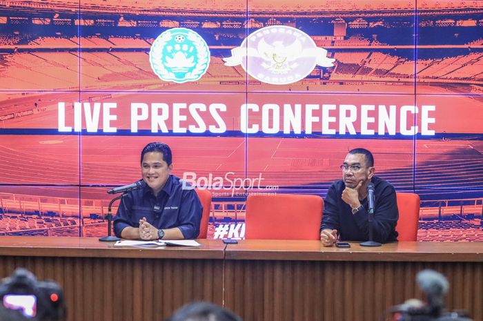 Ketua Umum PSSI, Erick Thohir (kiri) dan Anggota Komite Eksekutif (Exco) PSSI, Arya Sinulingga, sedang memberikan keterangan kepada awak media di Media Center Stadion Utama Gelora Bung Karno, Senayan, Jakarta, Rabu (2/8/2023).