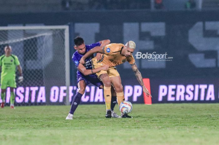 Crislan Henrique Da Silva De Sousa (kanan) sedang berebut bola dengan Christian Mangaron Rontini (kiri) dalam laga pekan keenam Liga 1 2023 antara Persita versus Bhayangkara FC di Stadion Indomilk Arena, Tangerang, Banten, Kamis (3/8/2023) malam.