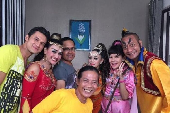 Aktor Yusuf Surya (tengah berbaju kuning) pernah bermain sinetron Jinny Oh Jinny