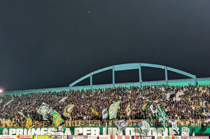 Aksi suporter PSS Sleman dalam laga pekan keenam Liga 1 2023/2024 di Stadion Maguwoharjo, Sleman, Yogyakarta.