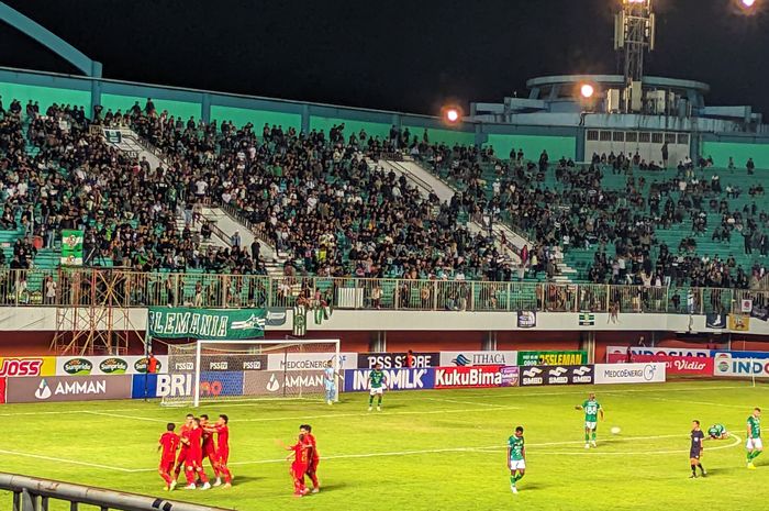 Suasana pertandingan PSS Sleman versus Persija Jakarta di Stadion Maguwoharjo, Sleman, Yogyakarta pada Jumat (4/8/2023).