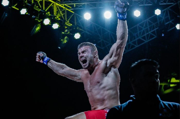 Juara kelas berat MMA ONE Championship, Anatoly Malykhin.
