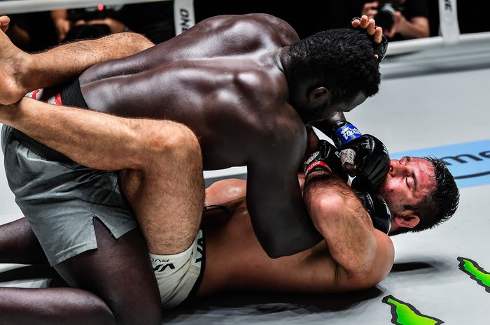 Monster gulat, Oumar Kane atau Reug Reug menindih master Brazilian Jiu-Jitsu pada ONE Fight Night 13 di Lumpinee Boxing Stadium, Bangkok, Thailand, Sabtu (5/8/2023).