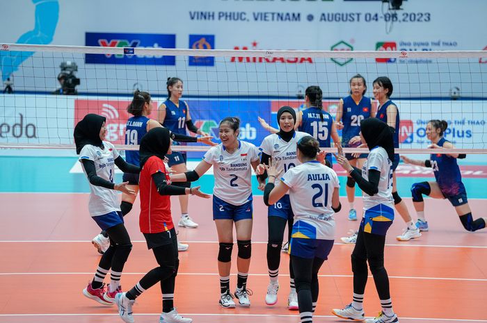 Tim nasional bola voli putri Indonesia (jersey putih) harus mengakui keunggulan Vietnam dalam lanjutan seri pertama SEA V League 2023 di Vinh Phuc Gymnasium, Vietnam, 5 Agustus 2023. 