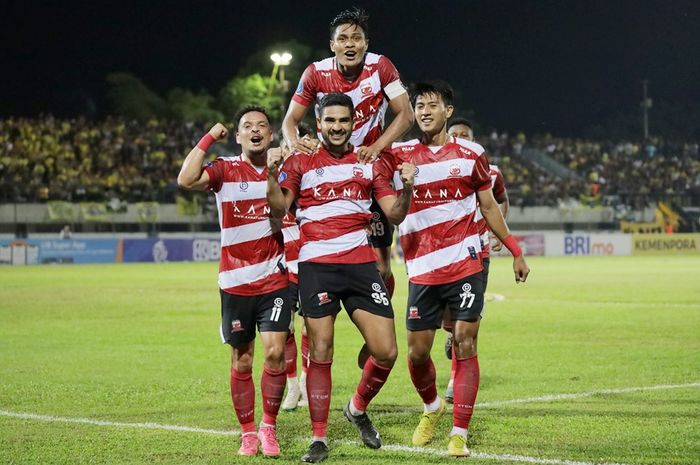 Melawan PSIS Semarang di pekan keenam, Madura United berpeluang menggeser posisi Persija di puncak klasemen Liga 1.
