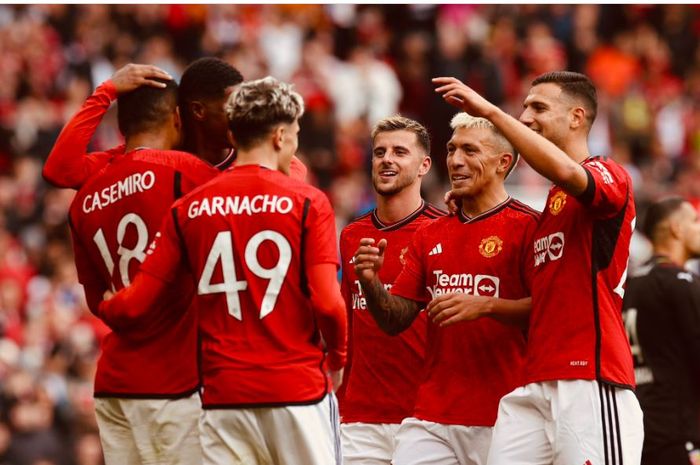 Para pemain Manchester United merayakan gol ke gawang RC Lens dalam laga uji coba di Stadion Old Trafford, Sabtu (5/8/2023).
