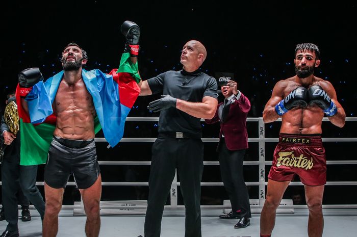 Juara kelas bulu kickboxing ONE Championship, Chingiz Allazov, sukses mempertahankan sabuk setelah mengalahkan Marat Grigorian di ONE Fight Night 13, Sabtu (5/8/2023) di Bangkok.  
